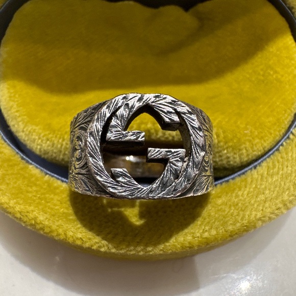 Gucci Interlocking GG Ring - Picture 3 of 11